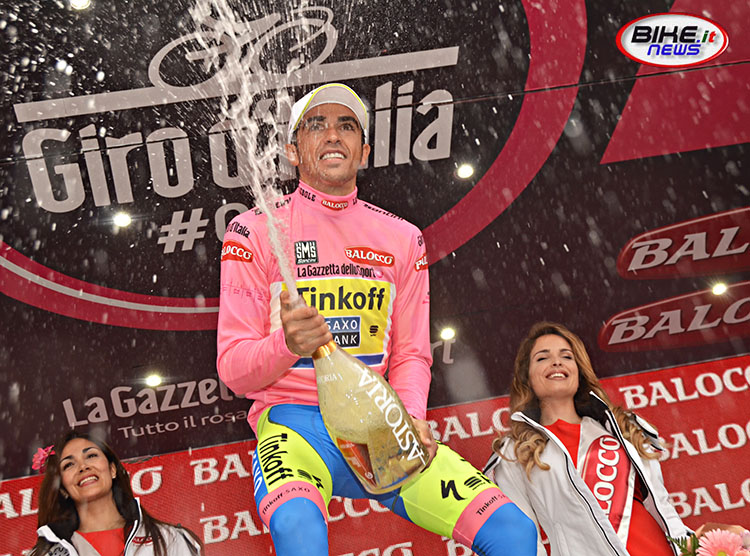 Alberto Contador sul palco di Valdobbiadene torna in maglia rosa